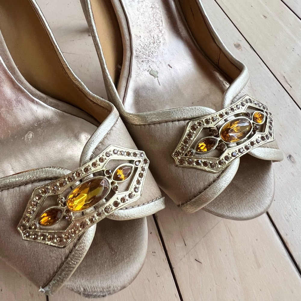 Badgley Mischka Glamour Beige Embellished Heel | Size 6